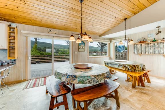 Spacious family home with ocean view balcony deck and fireplace dogs OK - Image 5