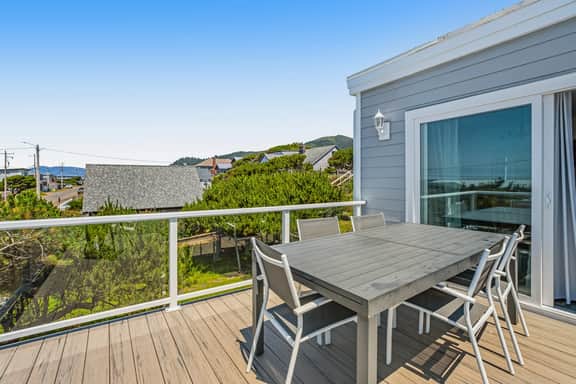 Dog friendly ocean view home with deck and enclosed yard 1 block to beach - Image 3
