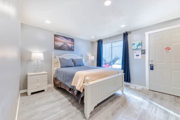 Coastal room near the beach and downtown dog friendly - Image 2