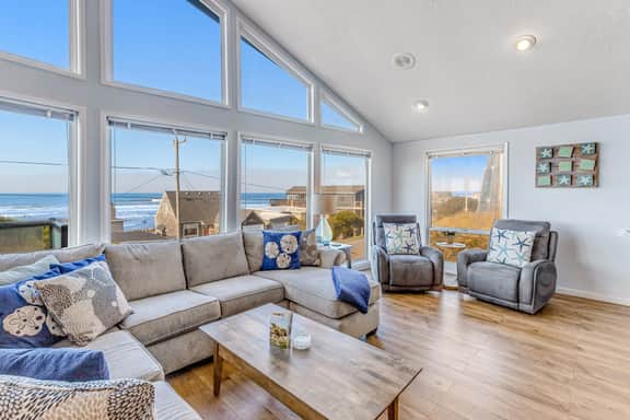 Bright home with stunning ocean views private hot tub and nearby beach access - Image 5