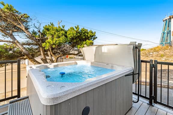 Bright home with stunning ocean views private hot tub and nearby beach access - Image 2
