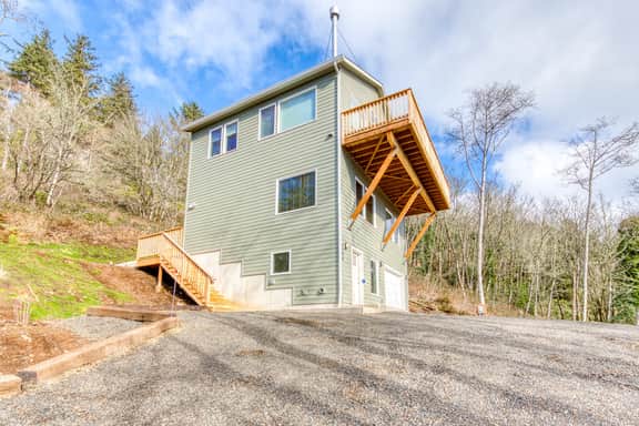 Contemporary built dog friendly house with partial ocean views - Image 5