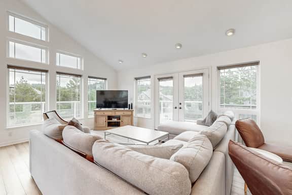 Bright remodeled home with furnished deck and private beach access dog friendly - Image 3
