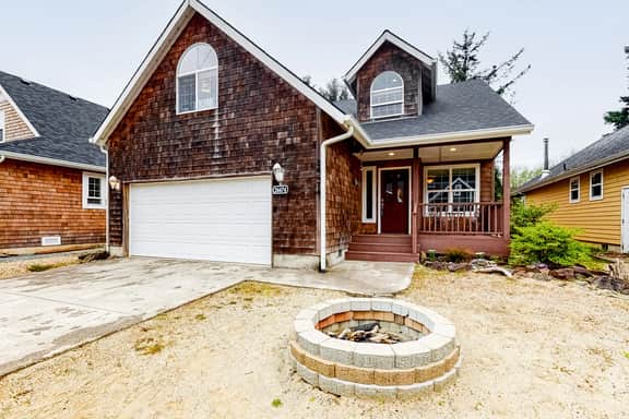 Creekside Home 5 Blocks from the Beach with Fireplace Deck Firepit Fast WiFi - Image 5