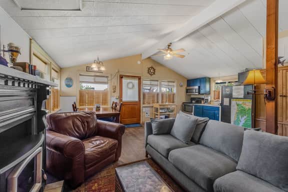 Cozy Dog Friendly Getaway Close to the Beach Includes Deck - Image 2