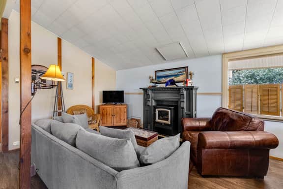 Cozy Dog Friendly Getaway Close to the Beach Includes Deck - Image 3