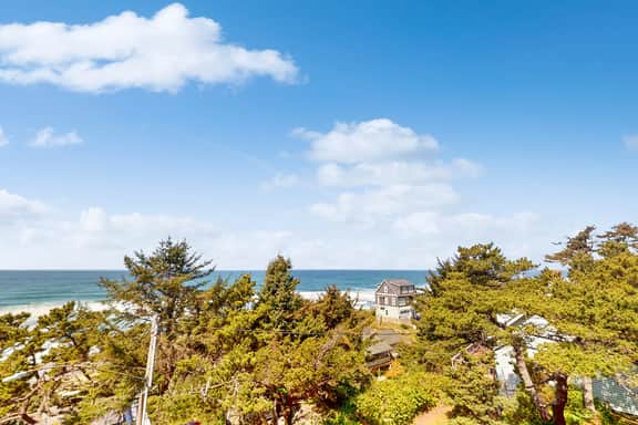 Dog Friendly Studio with Ocean Views and Free WiFi Close to Beach Access - Image 2