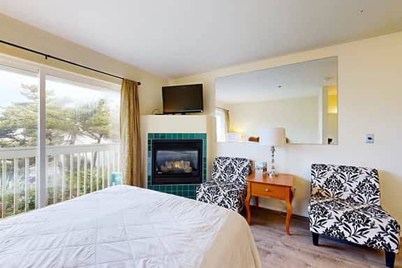 Easy Access Dog Friendly Studio with Ocean Views Short Walk to Beach - Image 4