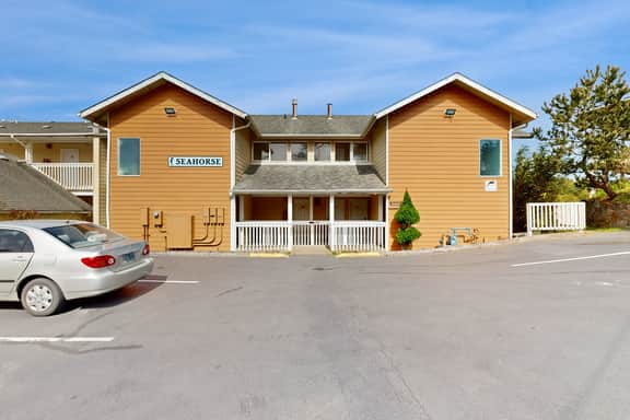 Easy Access Dog Friendly Studio with Ocean Views Short Walk to Beach - Image 2