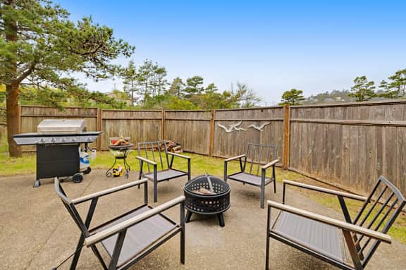 Dog friendly coastal retreat with a game room patio grill jetted tub and with D - Image 4