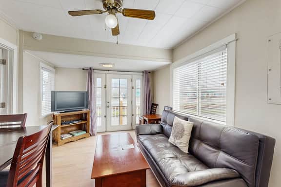 Charming Dog Friendly Home Close to Shops and Restaurants Minutes to Beach - Image 4