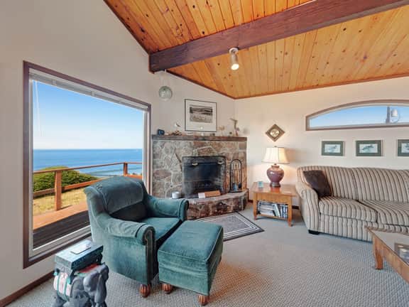 Charming Oceanfront Home with Nearby Beach Access and Amazing Ocean Views - Image 5