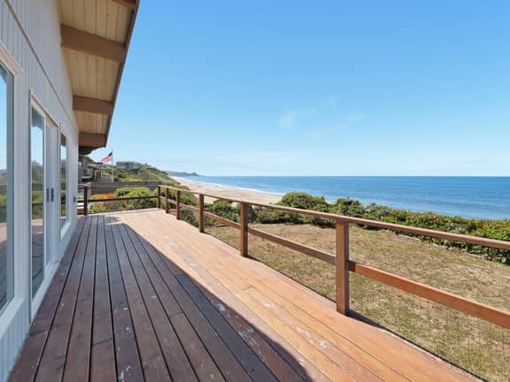 Charming Oceanfront Home with Nearby Beach Access and Amazing Ocean Views - Image 4