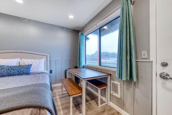 Dog Friendly Room with Full Kitchen Walk to the Beach and Downtown - Image 3