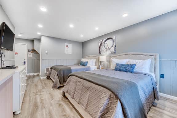 Dog Friendly Room with Full Kitchen Walk to the Beach and Downtown - Image 2