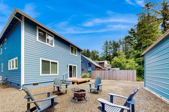 Open concept Home with Deck Fire pit WIFI and Near Trails and Beach - Image 4