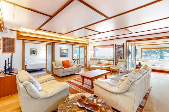 Delightful dog friendly home with bay views private hot tub and sauna - Image 3