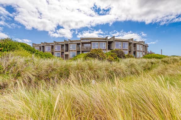 Modern Condo on the Beach with Spectacular Views - Image 4