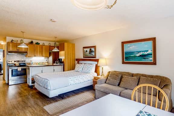 Dog friendly riverfront suite at oceanfront Proposal Rock Inn steps to beach - Image 5