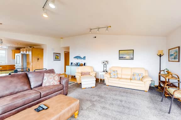 Comfy beach home with ocean views free WiFi private washer dryer and deck - Image 4