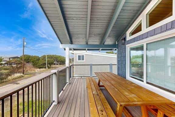 Renovated home near beach access with two kitchens and fireplace dog friendly - Image 5