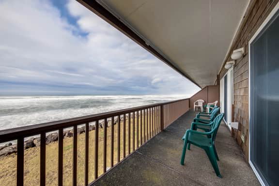 Charming oceanfront studio with easy beach access and stunning ocean views - Image 3