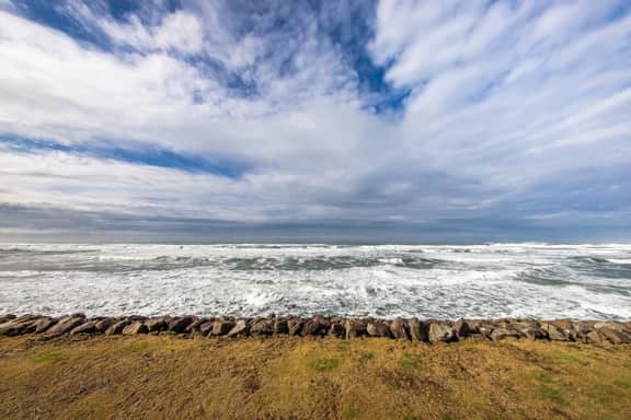 Charming oceanfront studio with easy beach access and stunning ocean views - Image 4