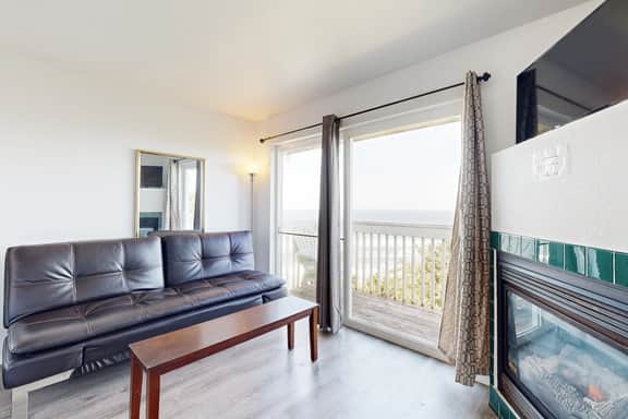 Dog Friendly Studio with Superb Ocean Views and Nearby Beach Access - Image 2