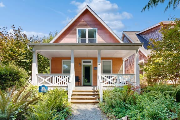Bella Beach Home with private hot tub walk to beach park and cafe