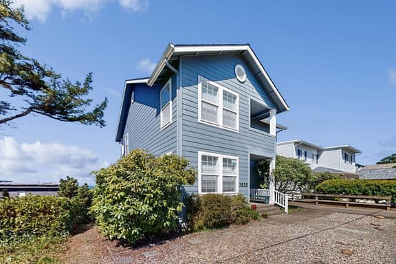 Spacious House with Ocean Views and Three Decks Close to Town and Walk to Beach