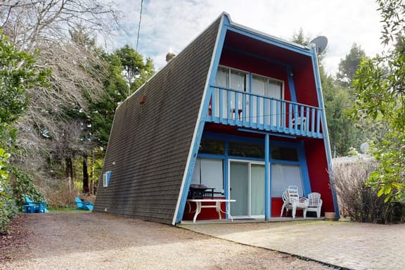 Fun and Unforgettable Beach House Dog friendly with a Great Location