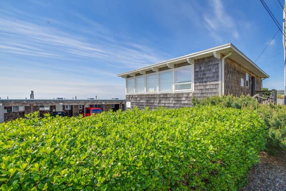 Elegant Condo with Beautiful Ocean Views and Nearby Beach Access