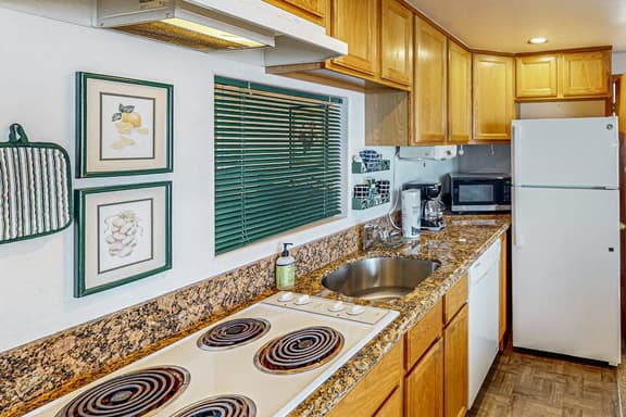 Comfortable Condo with Peek A Boo Ocean Views and Immediate Beach Access