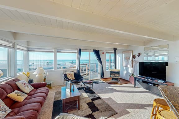 Elegant Condo with Beautiful Ocean Views and Nearby Beach Access - Image 1