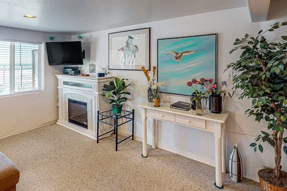 Comfortable Condo with Peek A Boo Ocean Views and Immediate Beach Access - Image 1
