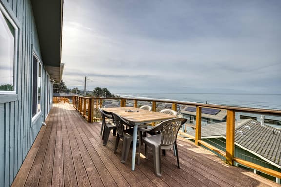 Gorgeous Retreat with Separate Cottage Private Hot Tub and Close Beach Access - Image 1