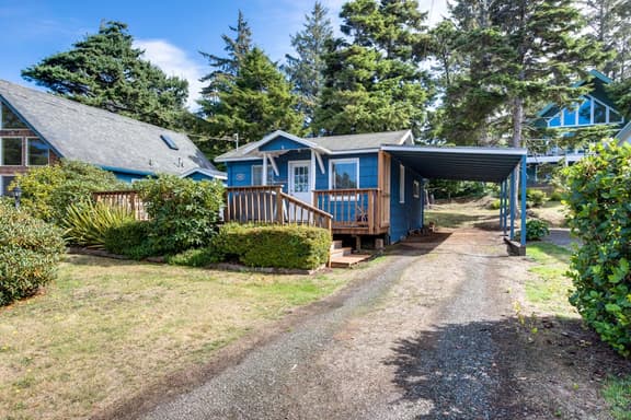 Cottage near the beach perfect for a couple with deck grill and fireplace - Image 1