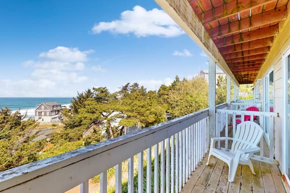 Dog Friendly Studio with Ocean Views and Free WiFi Close to Beach Access