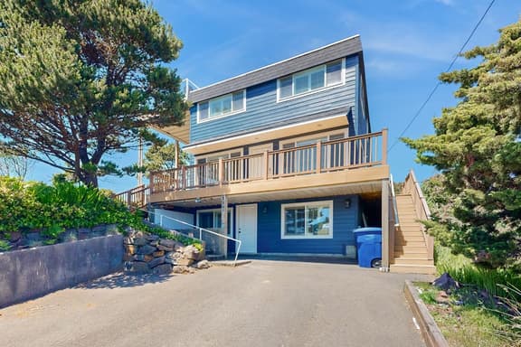 Eclectic home with amazing 360 degree view deck private hot tub and game room