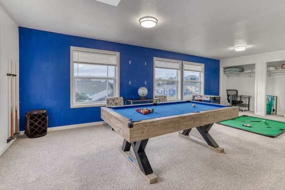 Ocean view home with pool table and fast WiFi steps to beach shops and eateries