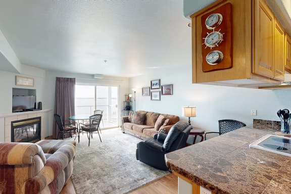 Historic Taft District condo with dazzling bay views fireplace and washer dryer - Image 1