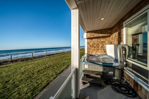 Oceanfront condo with private hot tub ocean views and high speed WiFi - Image 1