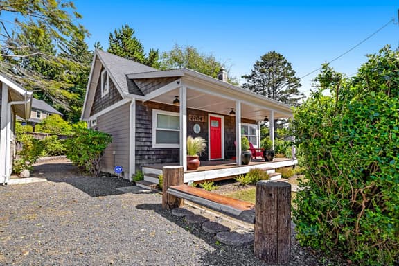 Cottage de la Mer House in Lincoln City with serene porch walk to the beach