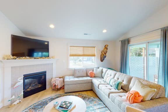 Dog friendly home near the ocean with private patio, fireplace & central AC - Image 1