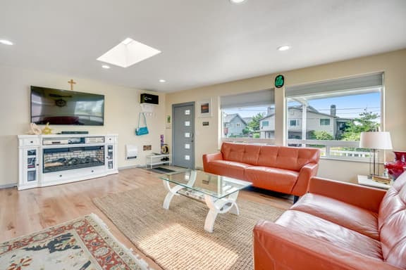 Light filled home in the heart of town with deck and with D steps to beach access - Image 1