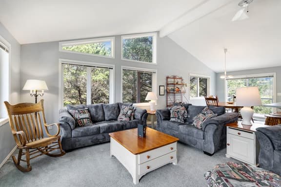 Serene home with entertainment full kitchen and easy beach access - Image 1