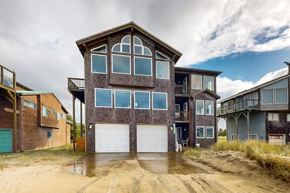 Gorgeous waterfront home with ocean views a furnished deck and beach access - Image 1