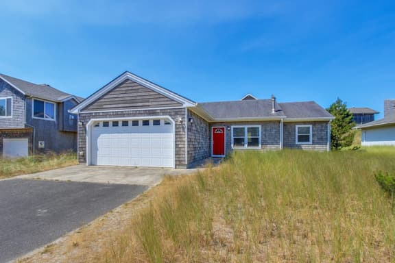 Comfortable home close to beach with deck and game room close to town