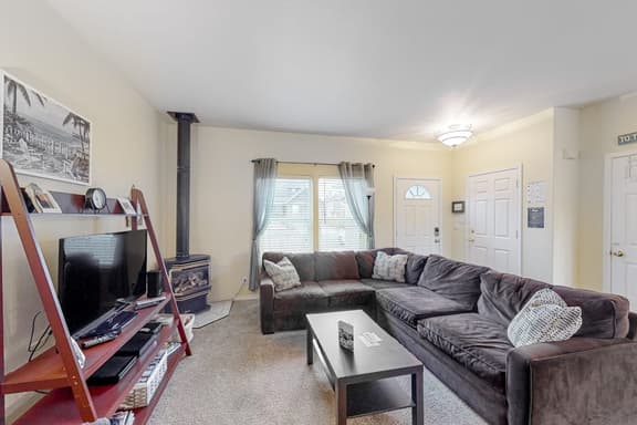 Comfortable home close to beach with deck and game room close to town - Image 1