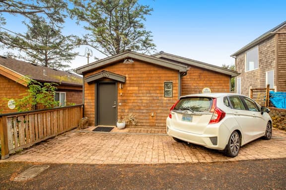 Cozy house with WiFi sweeping ocean views and nearby beach access